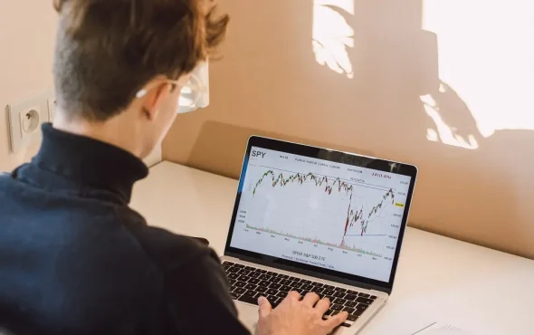 entrepreneur-examines-effects-world-events-charts-worlds-leading-stock-market